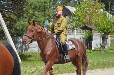 В рязанском поселке Ласковский 9 Мая прошел «Бессмертный полк» в конном строю - 62ИНФО В рязанском поселке Ласковский 9 Мая прошел «Бессмертный полк» в конном строю