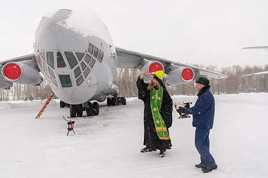  Митрополит Марк освятил стратегический ракетоносец Ту-95 «Рязань»