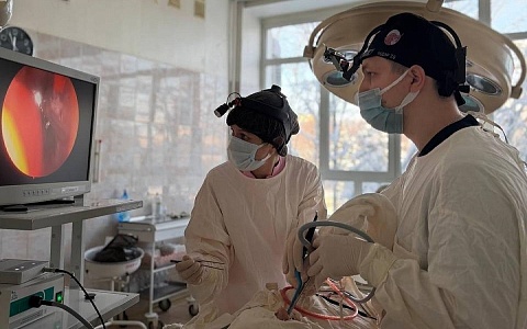 В больнице №11 впервые провели эндоскопическую операцию подростку с редкой врожденной патологией