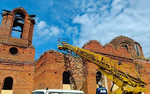 В Пронском округе расчистили крышу храма пророка Илии