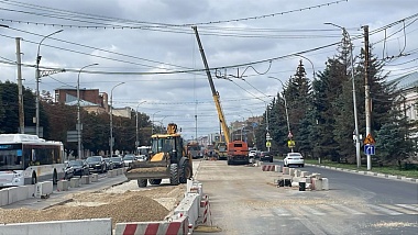 В Рязани начали асфальтировать место ремонта на улице Первомайский проспект