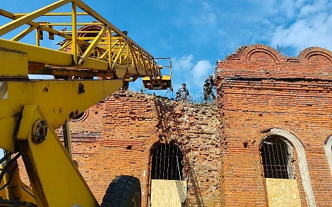 В Пронском районе провели субботник на крыше храма