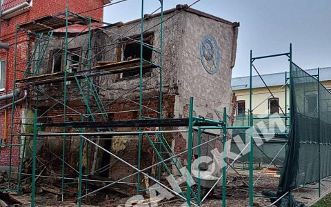 В центре Рязани у ТРЦ «Малина» огородили покосившееся здание