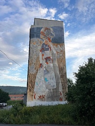 Рязанский стрит-арт-художник создает мурал в Челябинской области