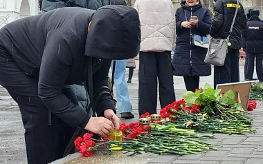 В Рязани после трагедии в «Крокус Сити Холле» появился траурный баннер  - 62ИНФО В Рязани после трагедии в «Крокус Сити Холле» появился траурный баннер