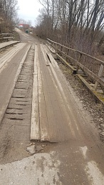 В Сапожке мусоровоз проломил деревянный мост