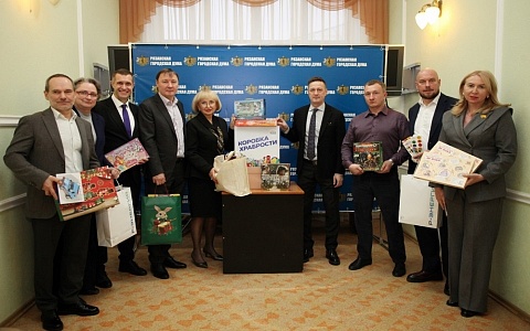 В Рязани депутаты гордумы собрали подарки для "Коробки храбрости"
