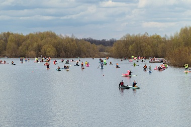 Русские красавицы и розовые фламинго: фото сап-фестиваля "Рязанское море"