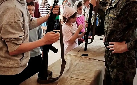 В воскресной школе рязанского храма учились сборке-разборке автомата