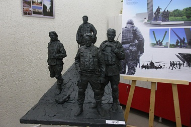 Виталий Артемов ознакомился с эскизами Монумента памяти и славы