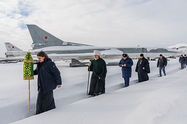  Митрополит Марк освятил стратегический ракетоносец Ту-95 «Рязань»