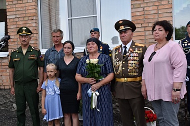 В Рязанском районе установили табличку героически погибшему в спецоперации капитану Виктору Панфилову