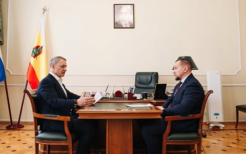 Аркадий Фомин встретился с участником программы «ГЕРОИ62» Романом Денисовым