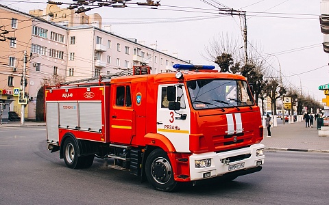 В Рязанской области горели две хозпостройки и бытовое здание