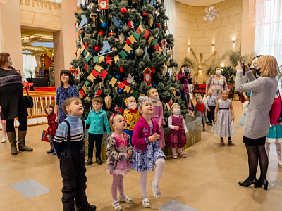 В Рязани детям из многодетных семей подарили новогоднюю сказку с путешествием в Котгород