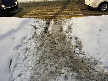 На дорогах пробки в 10 баллов, машины буксуют во дворах: Рязань завалило снегом