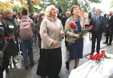 На фасаде РГУ имени Есенина установили мемориальную доску академику Анатолию Лиферову