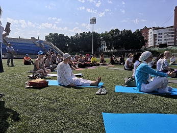 Рязанцы отметили Международный день йоги с доктором Савитой Хариш из Индии - 62ИНФО Рязанцы отметили Международный день йоги с доктором Савитой Хариш из Индии