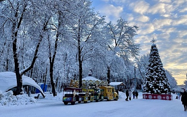 Снег и гирлянды превратили Рязань в новогоднюю открытку