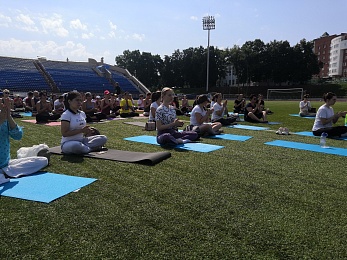 Рязанцы отметили Международный день йоги с доктором Савитой Хариш из Индии - 62ИНФО Рязанцы отметили Международный день йоги с доктором Савитой Хариш из Индии