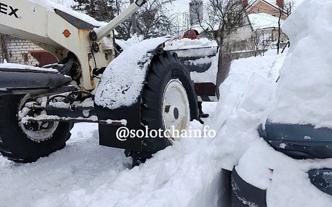 В Солотче грейдер задел припаркованную машину