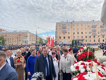 В Рязани 9 Мая возложили цветы к Вечному огню и развернули Георгиевскую ленту