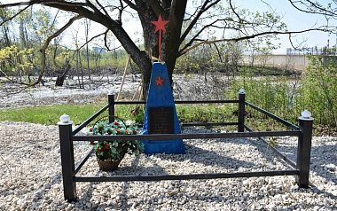 Сотрудники Рязанской НПК навели порядок на могиле советских летчиков