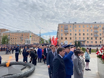 В Рязани 9 Мая возложили цветы к Вечному огню и развернули Георгиевскую ленту