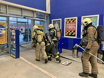 В Рязани МЧС объяснило появление пожарных в ТЦ "Метро" учениями