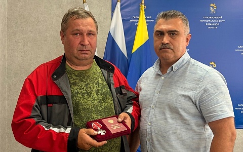 В Сапожке отцу погибшего участника СВО вручили орден Мужества