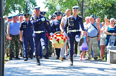 В поселке Шилово открыли мемориал десантникам в честь 95-летия ВДВ