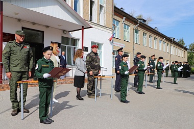 Рязанская Росгвардия вручила 28 пар погонов детям из школы № 38
