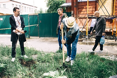 Охлобыстин и Прилепин украсили фасад будущего «Есенин-Центра» в Рязани