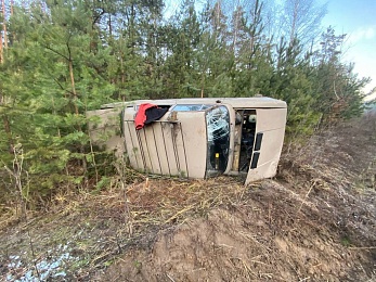 Нехорошее место: за час на одном участке трассы машины трижды вылетели с дороги