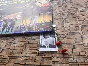 В Рязани цветы в память о Пригожине и Уткине несут к бывшему центру набора в ЧВК "Вагнер"