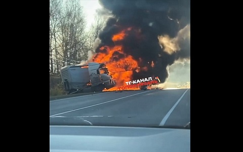 В Захаровском округе загорелась фура