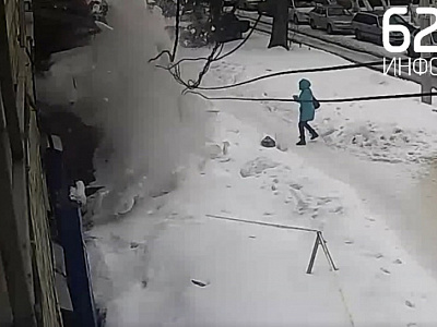 Падение льда на ребёнка в центре Рязани попало на видео