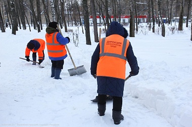 Уборка рязанских парков и скверов от снега продолжается