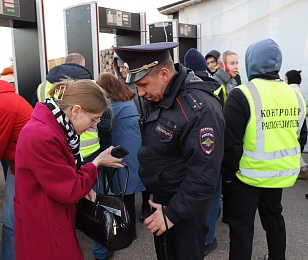 УМВД: 130-летие Сергея Есенина в Константинове отпраздновали 20 тысяч человек - 62ИНФО УМВД: 130-летие Сергея Есенина в Константинове отпраздновали 20 тысяч человек