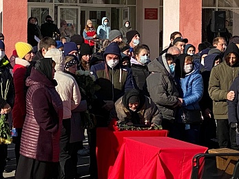 В Лесном началась церемония прощания с погибшими при пожаре на заводе - 62ИНФО В Лесном началась церемония прощания с погибшими при пожаре на заводе