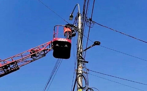 В Рязани сняли еще 600 метров ненужных проводов