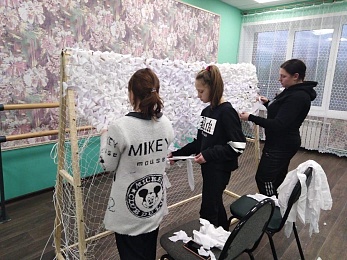 Жители деревень Рязанской области плетут маскировочные сети для бойцов СВО 