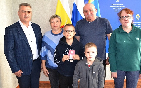 В Сапожке родственникам погибшего участника СВО вручили медаль «За отвагу»