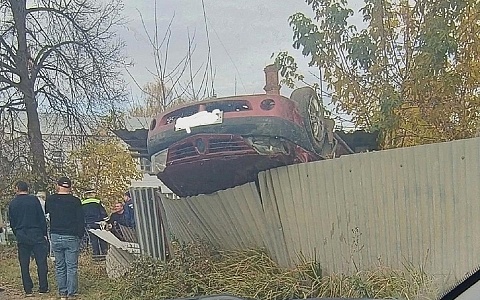 В Рыбном легковушка снесла забор