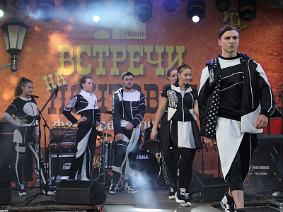 Рязанские «Встречи на Почтовой» открылись модным дефиле и «позитивной музыкой»