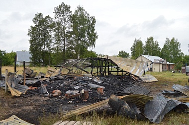 В Старожиловском районе сгорел сарай рядом с жилыми домами