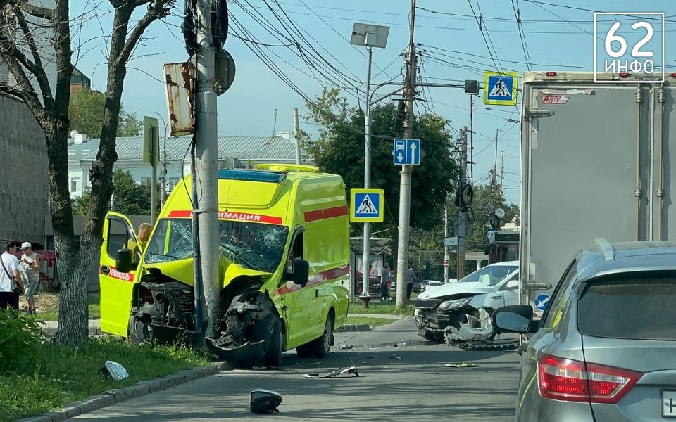 В Рязани в ДТП с реанимацией и Kia Rio пострадали 4 человека - 62ИНФО