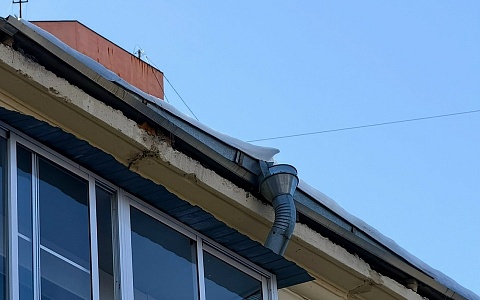 Рязанцам продолжают грозить глыбы наледи на крышах