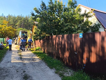 Газовщики отрезали должника от газа под Рязанью при помощи экскаватора  - 62ИНФО Газовщики отрезали должника от газа под Рязанью при помощи экскаватора