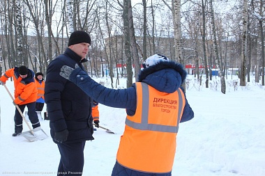 Уборка рязанских парков и скверов от снега продолжается